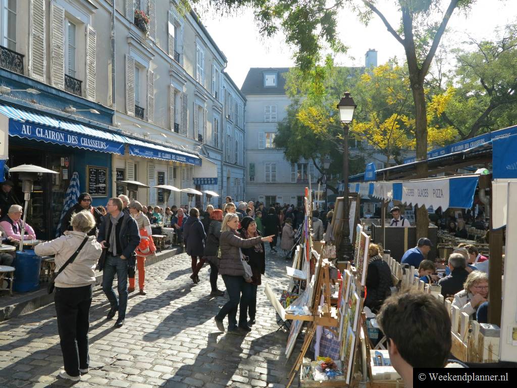Op Place du Tertre is het altijd druk. Er zijn veel restaurants en cafés aan het plein gevestigd zodat je ook vanachter een pilsje of een pannenkoek naar de drukte op de markt kunt kijken.